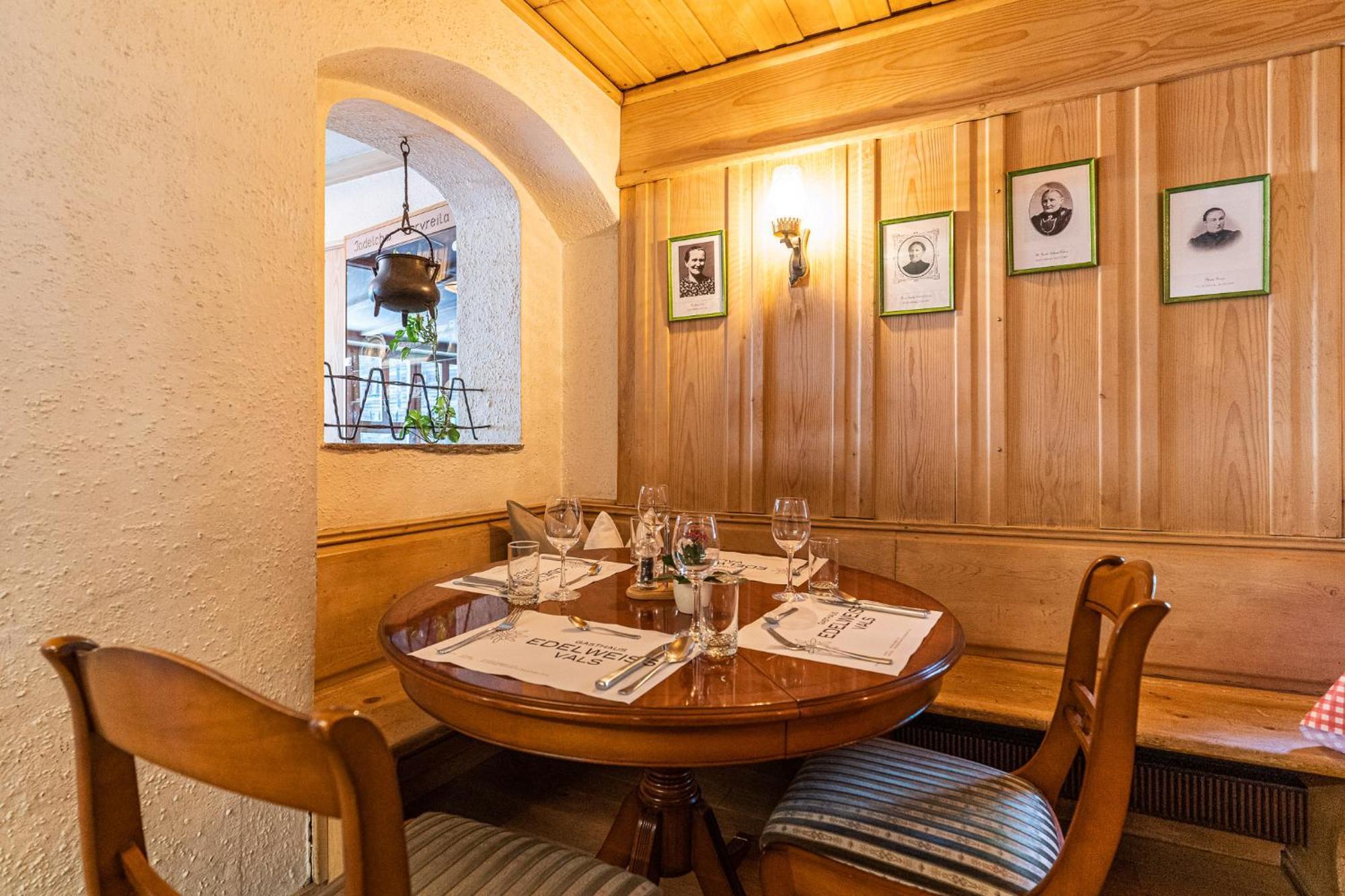 Gasthaus Edelweiss Vals Bagian luar foto